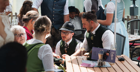 Gäste bei Hochzeit am See