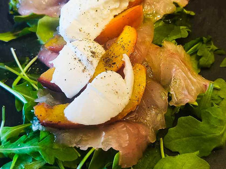 Carpaccio di pesce spada con pesche al burro e Bufala