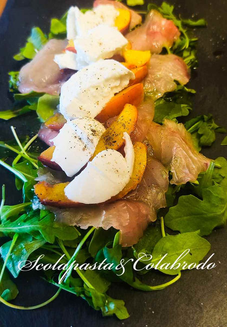 Carpaccio di pesce spada con pesche al burro e Bufala