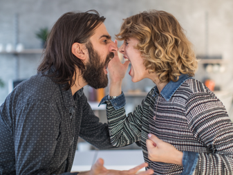 casal brigando