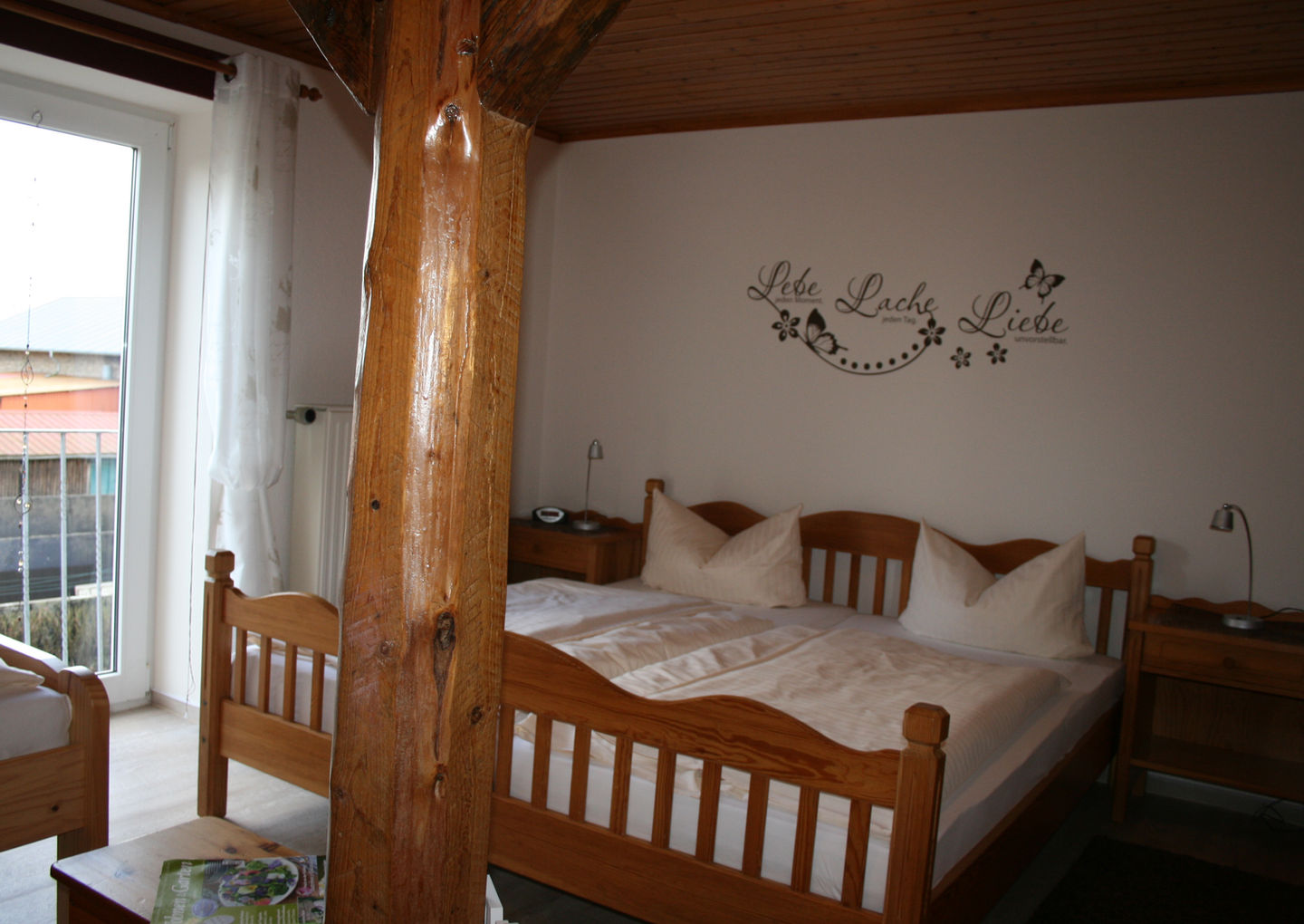 Schlafzimmer mit Doppelbett und Einzelbett (zweites Einzelbett möglich)