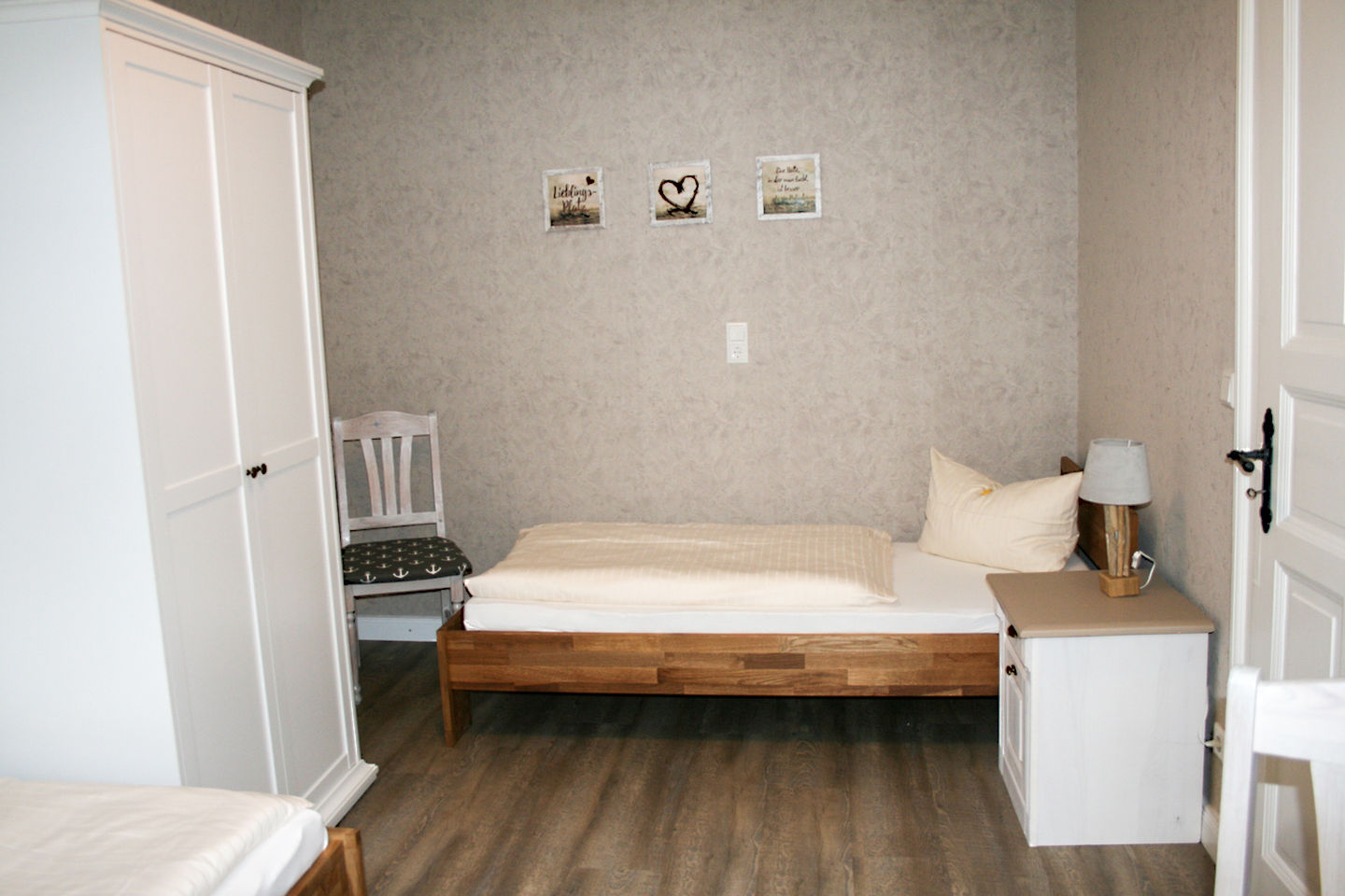 Zwei Einzelbetten mit Blick zum Einfelder See