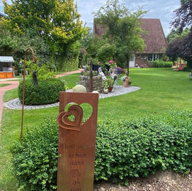Blick auf das Haus mit den Wohnungen Rhododendronpark und Rotdornplätzchen