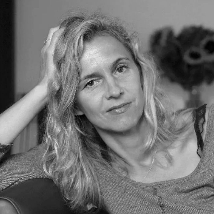 Foto en blanco y negro de la escritora Delphine de Vigan