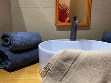 salle d'eau la perle rare de nosy be chambre rouge