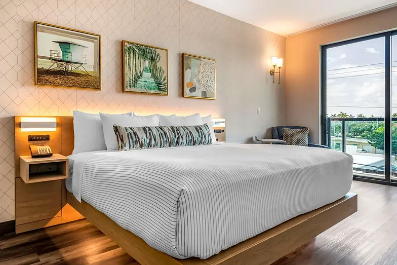 guest-room-with-king-bed(s)-83362731.webp