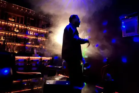 Scène du tournage d'un clip dans le bar de la Luxury Villa Montgeron, illustrant une atmosphère conviviale et stylée, parfaite pour des productions audiovisuelles.