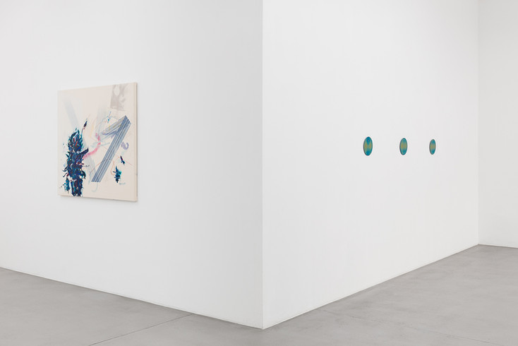Isabella Til, Remember who you are, 2024 , Acryl- und Ölfarbe auf Naturleinwand und digitale Malerei (Pigmentdruck), 115 x 130 x 4 cm