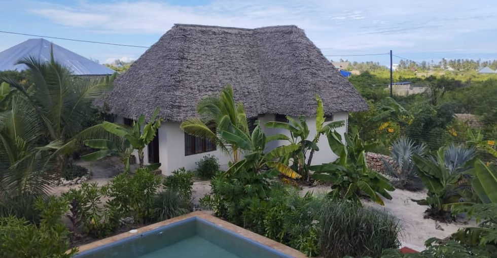 Zanzibar Island Getaway: Malerisches Haus mit Strohdach und Türkiswasserblick