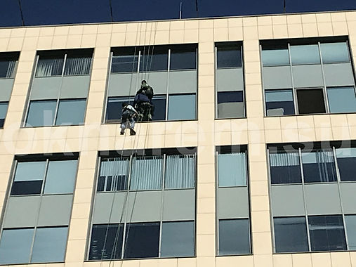 Установка окон альпинистами в БЦ Парк мира