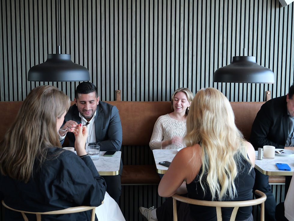 Frida skrattar med kollegor på Delta Consulting