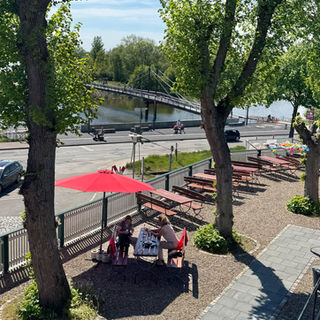 Blick vom Hotelzimmer auf den Biergarten und die Elbe