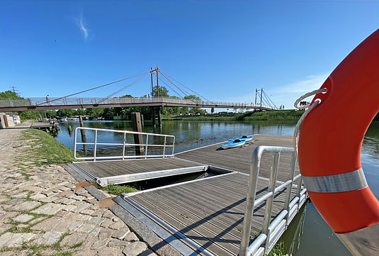 Fußgängebrücke zur Halbinsel Menzer Werft Platz mit Kajaks