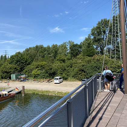 Fahrradfahrer auf Fußgängerbrücke zum Menzerwerftplatz Geesthacht