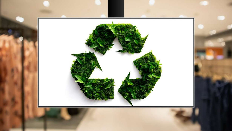 Uma loja de roupas com TV Indoor transmitindo o sinal de sustentabilidade.