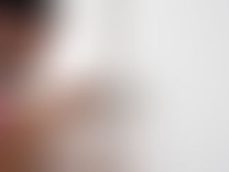 Homem verificando defeito na tomada de casa