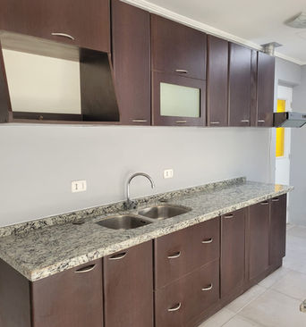 Cocina moderna con gabinetes oscuros