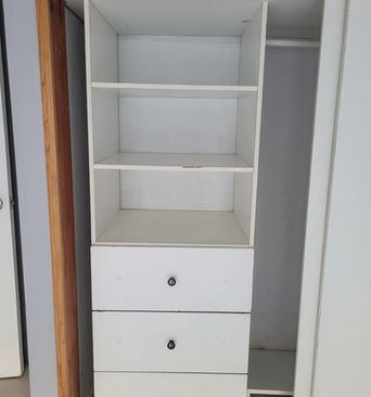 Armario blanco con repisas y cajones
