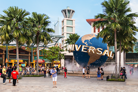  A group of smiling tourists exploring a vibrant cityscape, showcasing the vibrant experiences and opportunities within the hospitality and tourism sector.