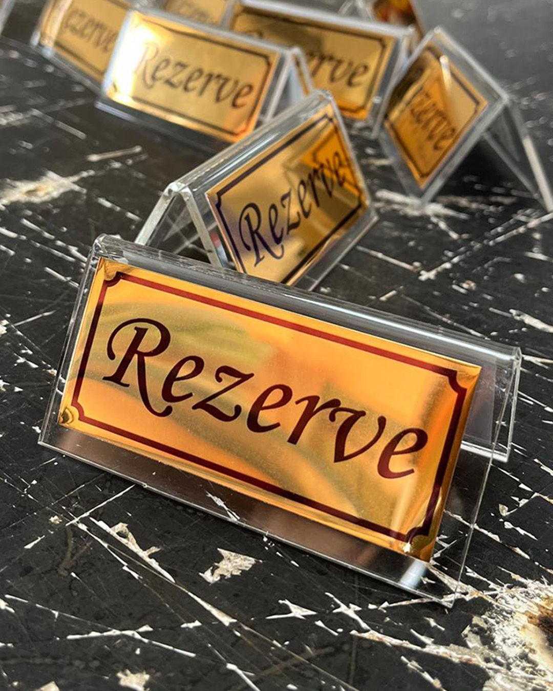 Masa Yazısı Şeffaf Pleksi Üstü Tek Yön Gold Metal "rezerve" Yazısı