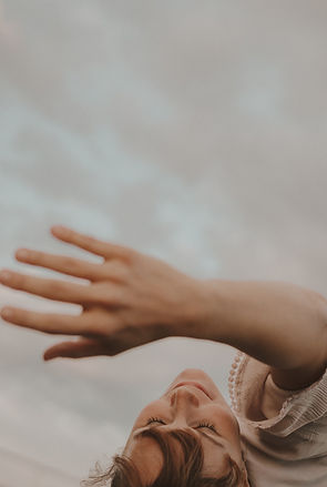 Frau in Yoga Pose nach Hinten gelehnt und die Hand ausgestreckt
