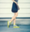 Fille avec des baskets jaunes