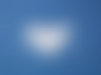 Nuvem em formato de coração no céu azul.