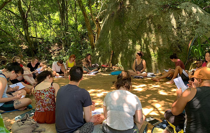 oficina de comunicação não violenta acontecendo em meio a natureza no retiro de ano novo no soluna veg