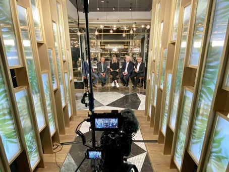YouTube Videoproduktion mit aufgestellten Kameras und Mirkofonen