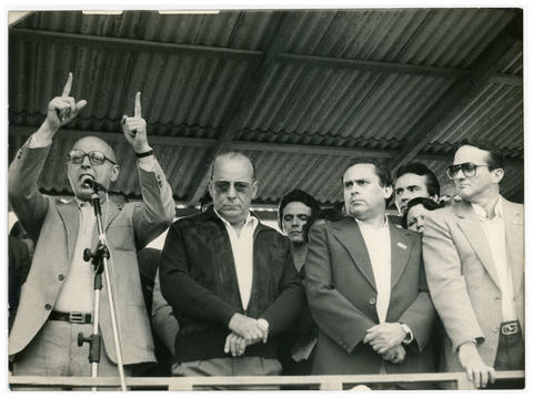 Presidente-ditador João Figueiredo e o então deputado federal Esperidião Amin durante visita oficial a Florianópolis, em 1979. Da esquerda para a direita: Esperidião Amin, João Figueiredo e o ministro da Justiça Ibrahim Abi-Ackel. Foto: APESC.
