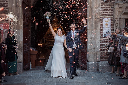 pareja de novios salida de iglesia con arroz