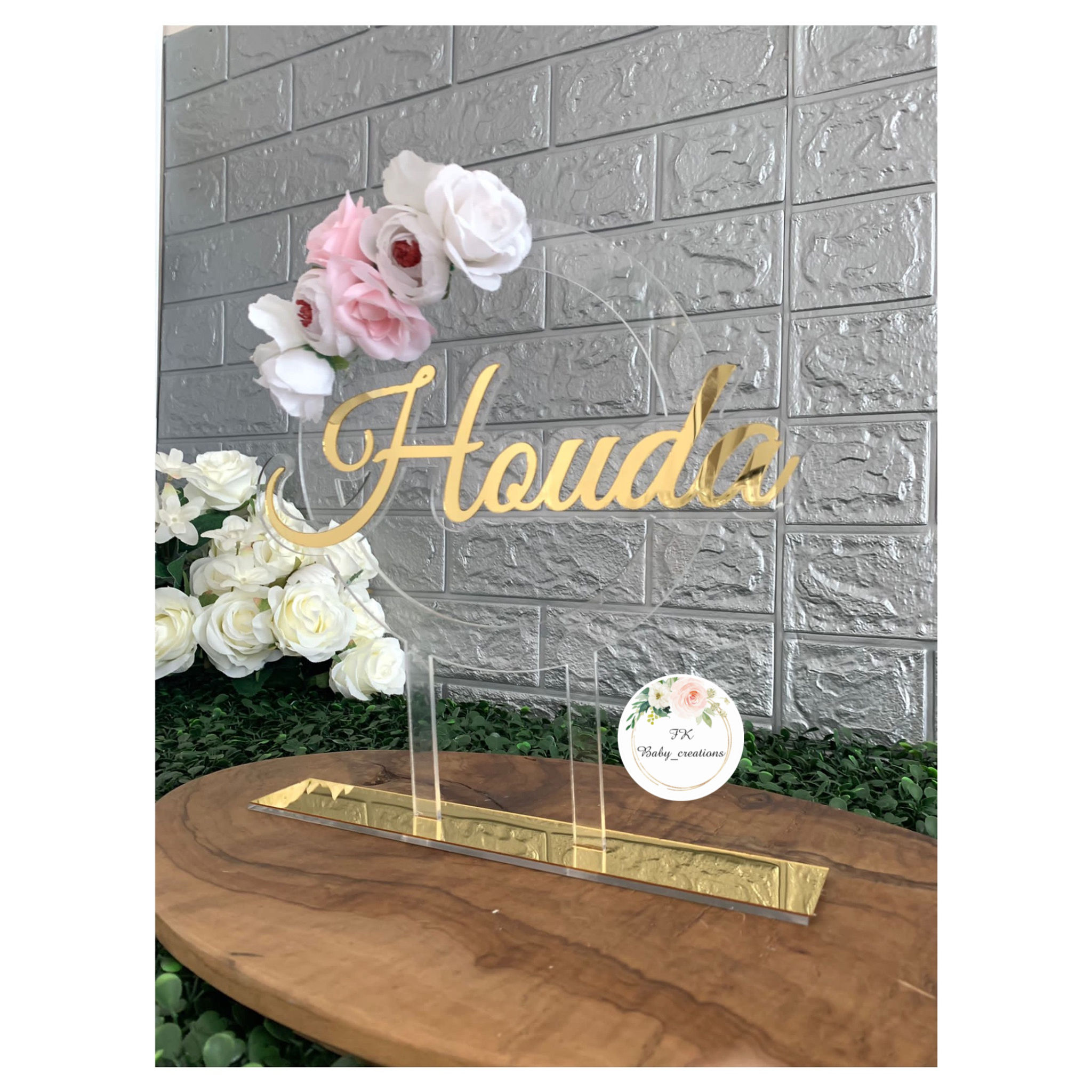 Support prénom rond avec fleurs blanches et roses