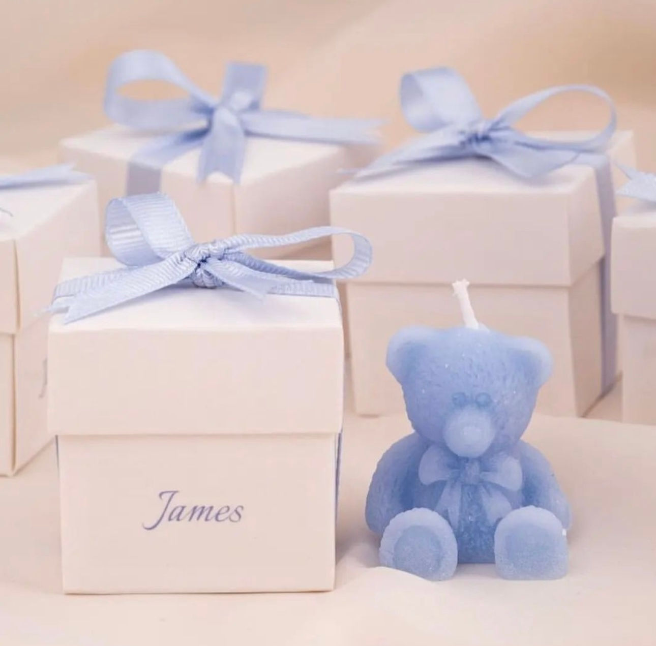 Bougie en forme d’ourson (couleur au choix ) avec boîte blanche