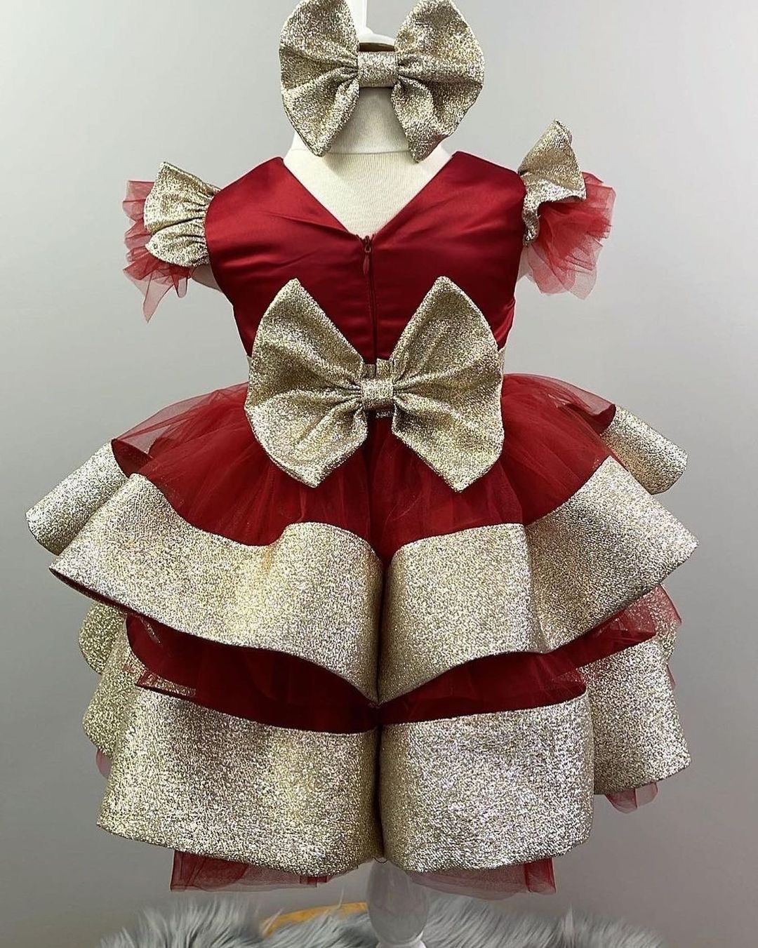 Robe rouge et dorée idéale pour Noël