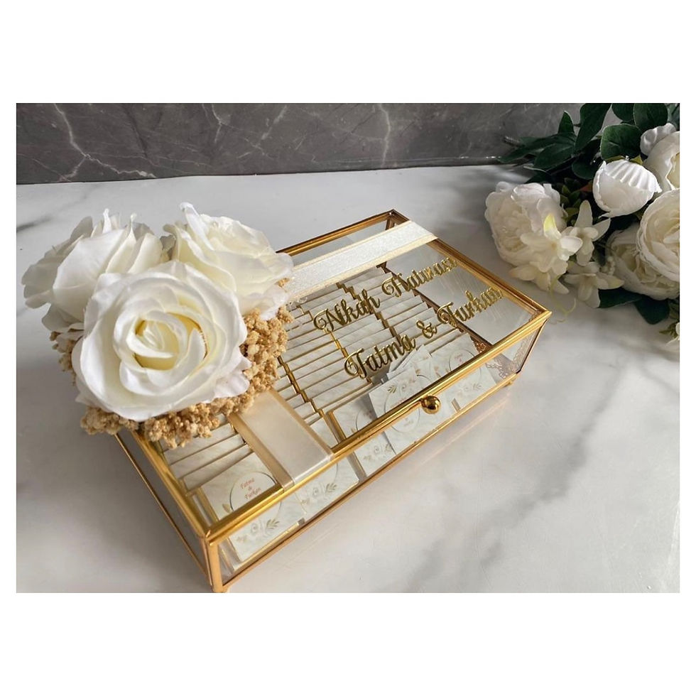 Boîte de 60 chocolats avec fleurs blanches