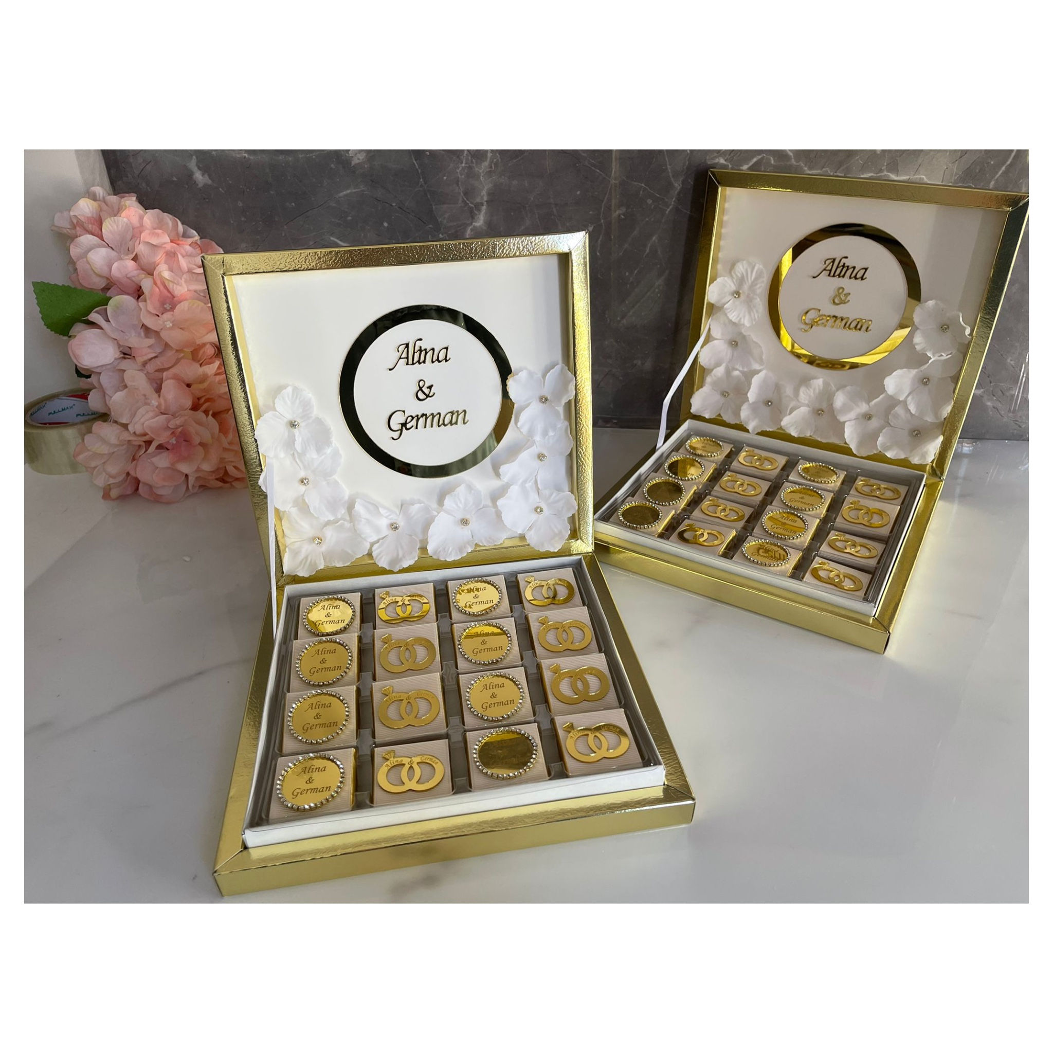 Boite de chocolats, fleurs blanche, alliances 