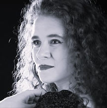 Anaïs Merlin, soprano, harpiste et comédienne