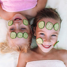 Visage avec concombre filles