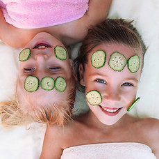 Visage avec concombre filles