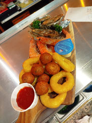 Huîtres, crevettes, beignets de calamars, accras de morue.