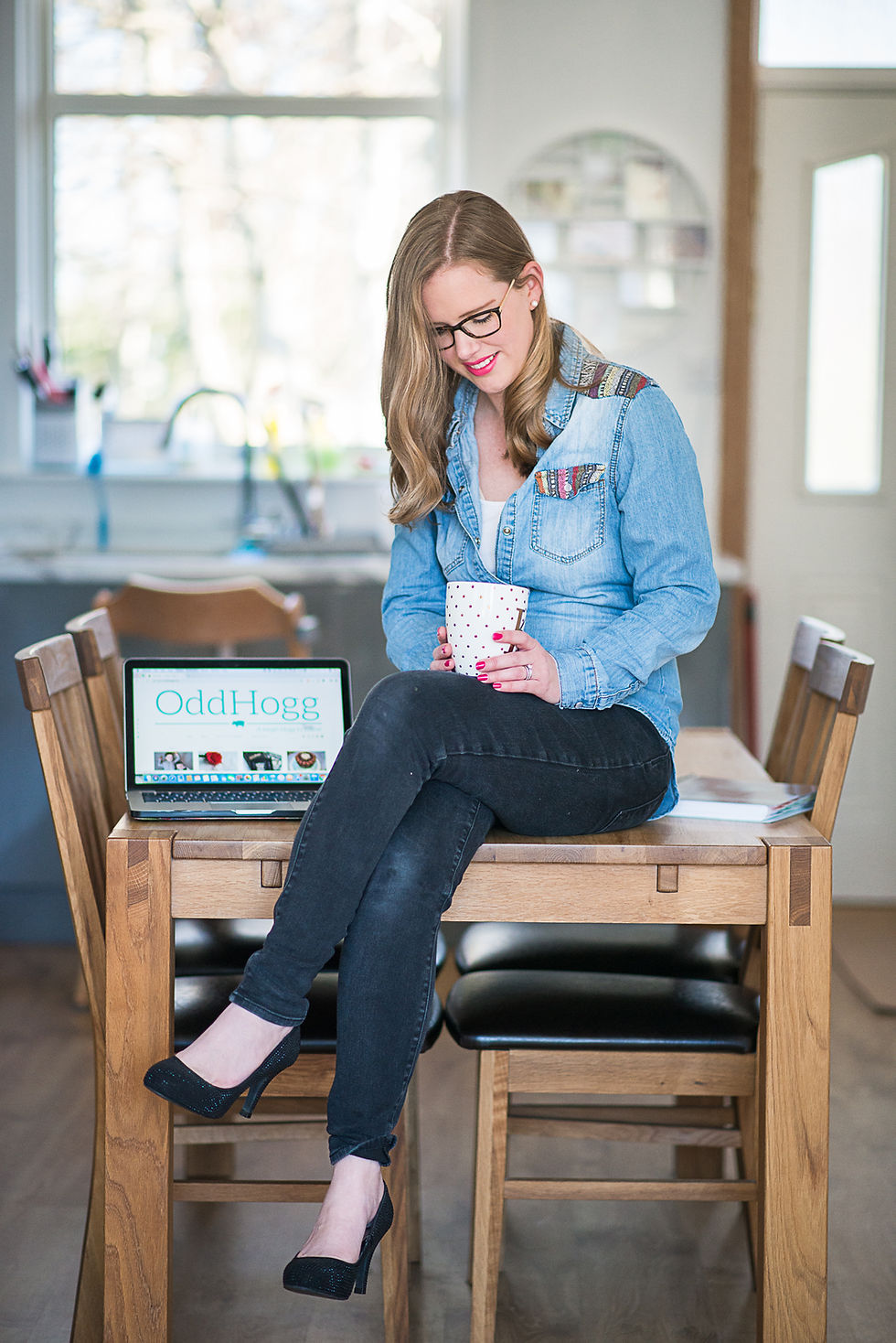 aberdeen-headshots-personal-branding-blogger-sitting-on-table