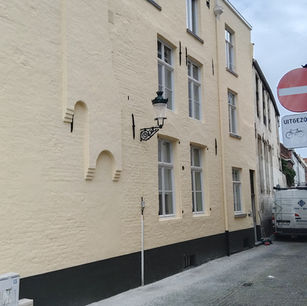 Gevel schilderen in Brugge? Waarom een schilder met kennis van monumentenzorg het verschil maakt