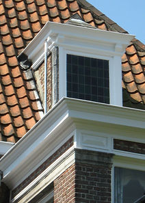 Geschilderd houten buiten schrijnwerk van huis in witte kleur