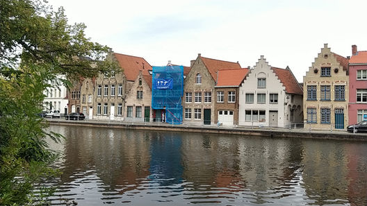 entreprise de peinture de Bruges. Rénovation de façade et menuiserie avec subventions du Gouvernement flamand.
Système de peinture respirant en Rouge Bruges et Bleu Pétrole.