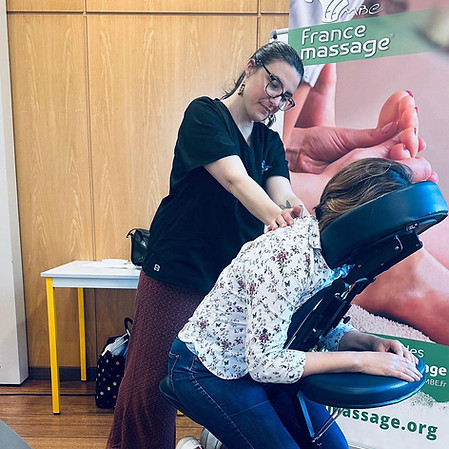 Tiphaine massage amma assis en entreprise.jpg