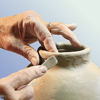 Cours de poterie, modelage et façonnage à la main à Moulins-Engilbert Naïs Miss Terres