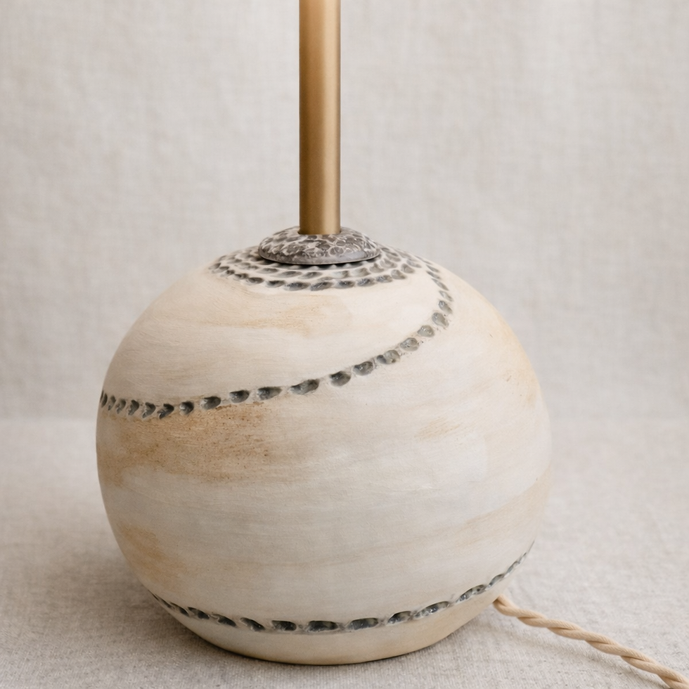 Miniature : Lampe en céramique vue arrière finition artisanale grès blanc à effets.