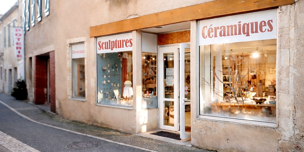 Vitrine du magasin de poterie Miss Terres à Moulins-Engilbert