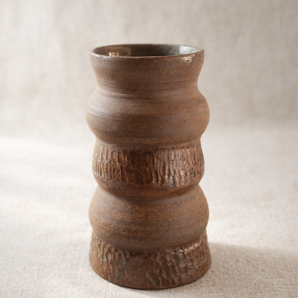 Vase en grès artisanal brun, pièce unique tournée à la main, céramique décorative naturelle