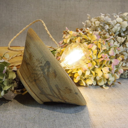 Cette baladeuse  est la lampe artisanale idéale pour vous suivre dans la maison.